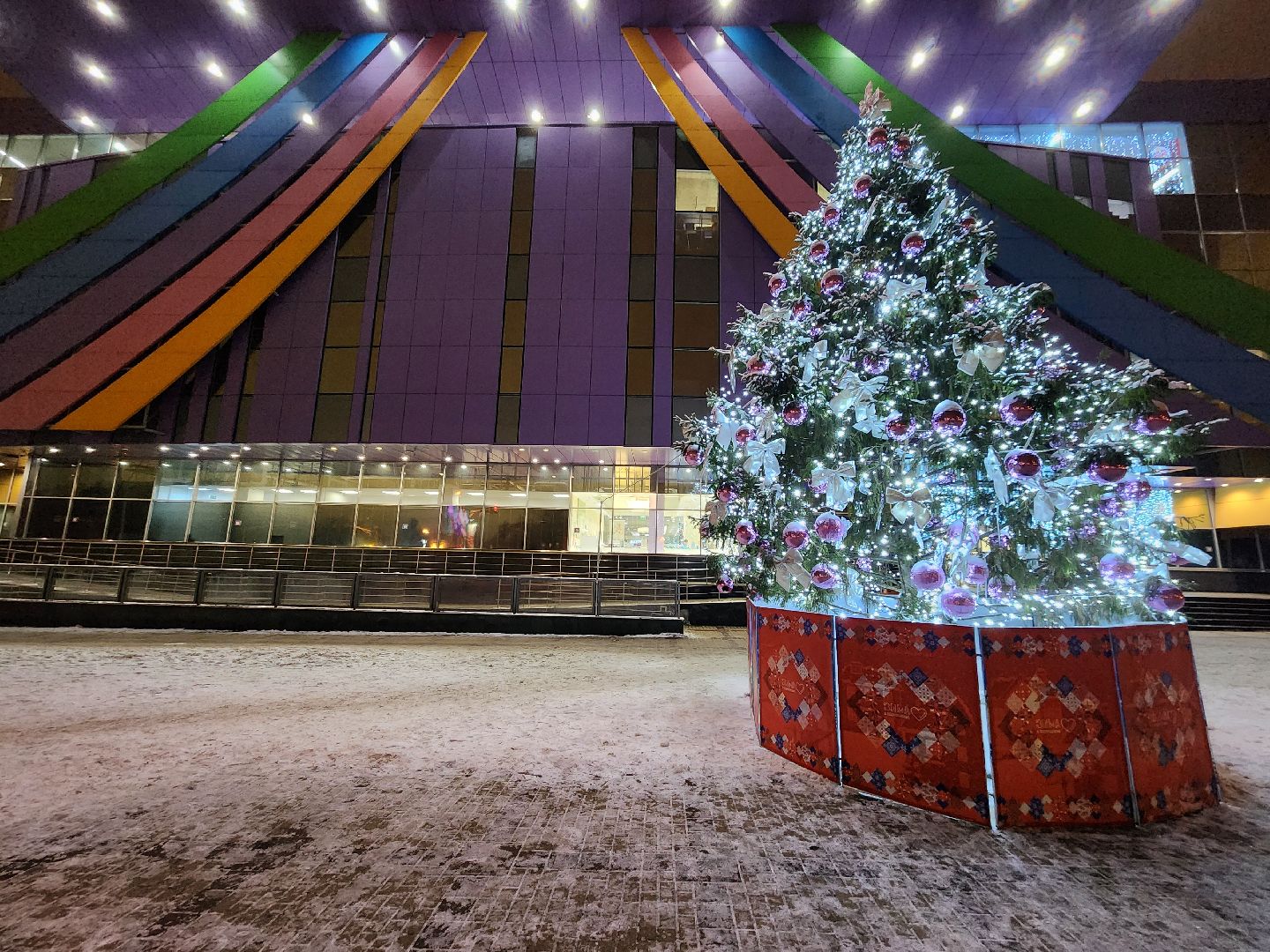 Чехов, торговый центр Карнавал, новогодняя елка, праздничная иллюминация, подготовка к Новому году, проект губернатора московской области, зима в подмосковье, вертикалки,