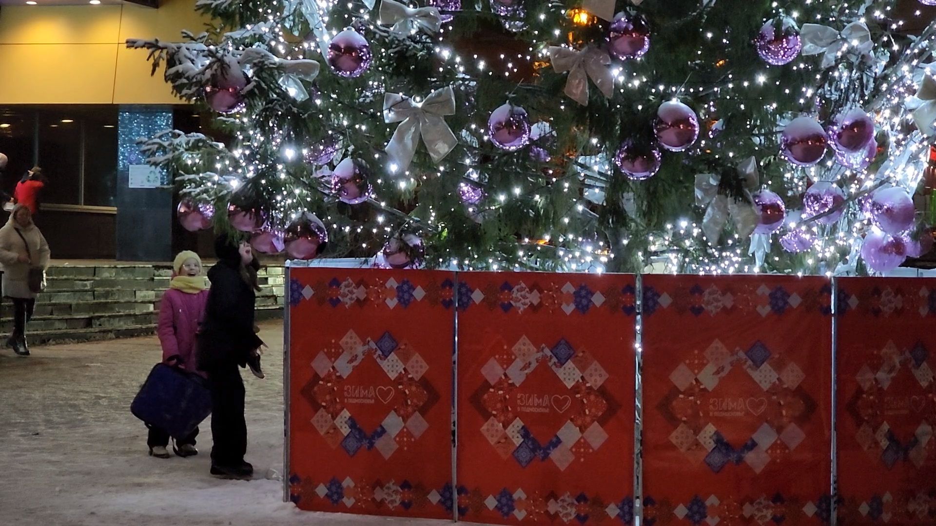 Чехов, торговый центр Карнавал, новогодняя елка, праздничная иллюминация, подготовка к Новому году, проект губернатора московской области, зима в подмосковье, вертикалки,