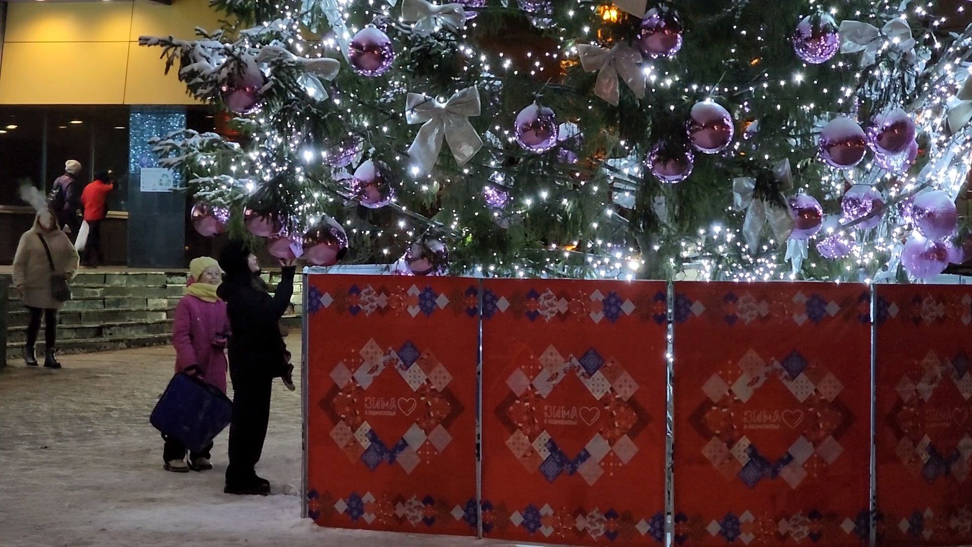 Чехов, торговый центр Карнавал, новогодняя елка, праздничная иллюминация, подготовка к Новому году, проект губернатора московской области, зима в подмосковье, вертикалки,