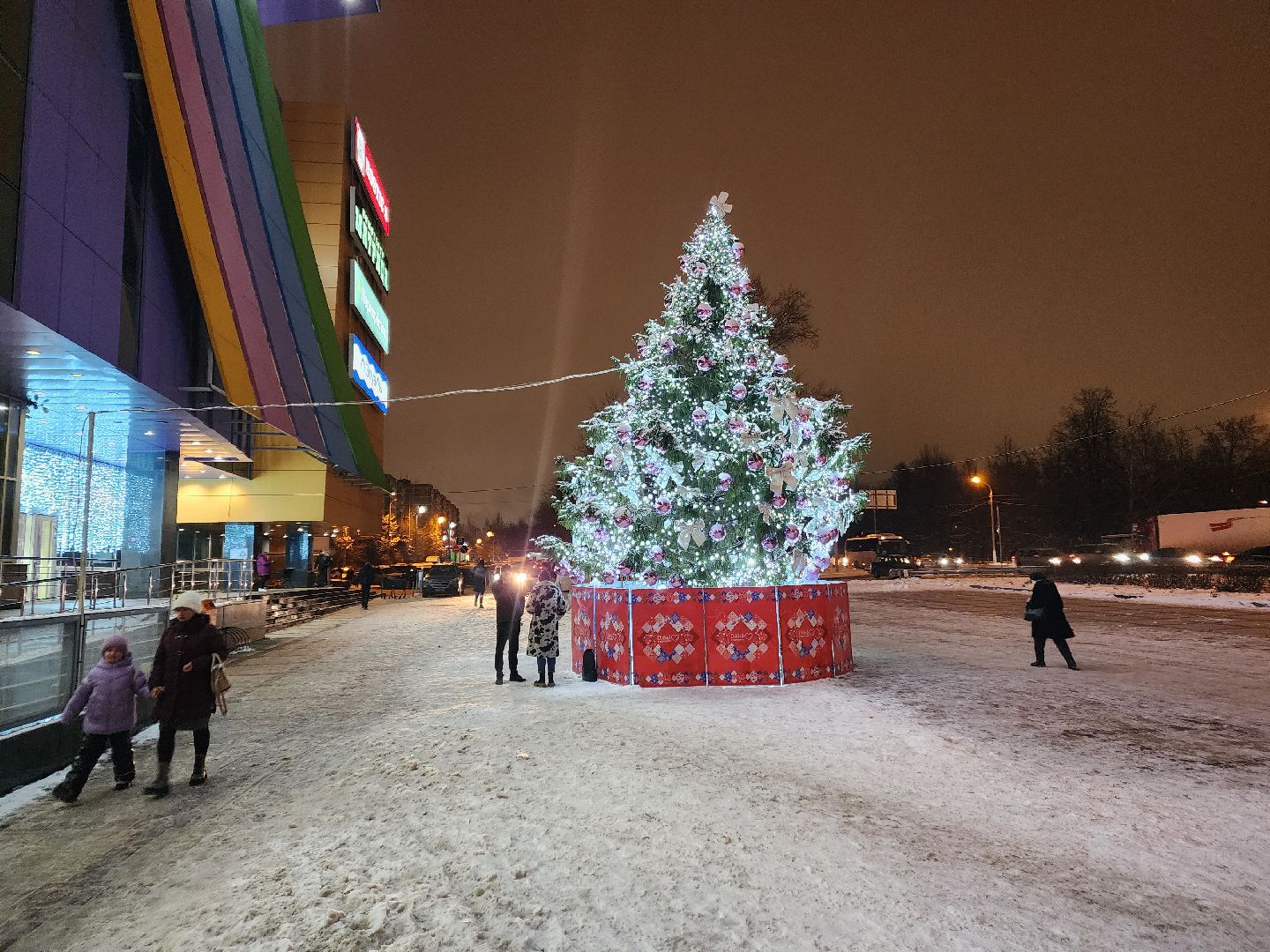 Чехов, торговый центр Карнавал, новогодняя елка, праздничная иллюминация, подготовка к Новому году, проект губернатора московской области, зима в подмосковье, вертикалки,