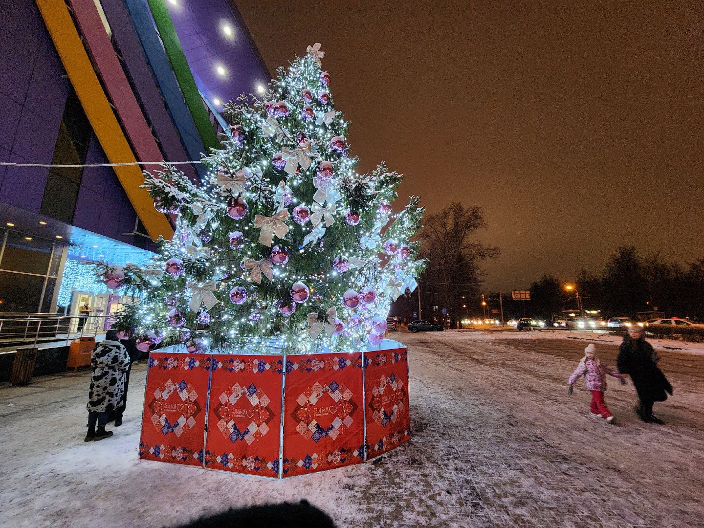 Чехов, торговый центр Карнавал, новогодняя елка, праздничная иллюминация, подготовка к Новому году, проект губернатора московской области, зима в подмосковье, вертикалки,