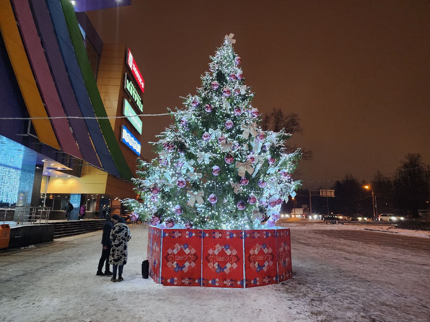 Чехов, торговый центр Карнавал, новогодняя елка, праздничная иллюминация, подготовка к Новому году, проект губернатора московской области, зима в подмосковье, вертикалки,