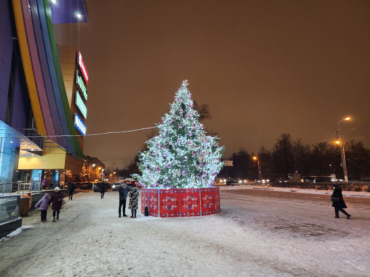 Чехов, торговый центр Карнавал, новогодняя елка, праздничная иллюминация, подготовка к Новому году, проект губернатора московской области, зима в подмосковье, вертикалки,