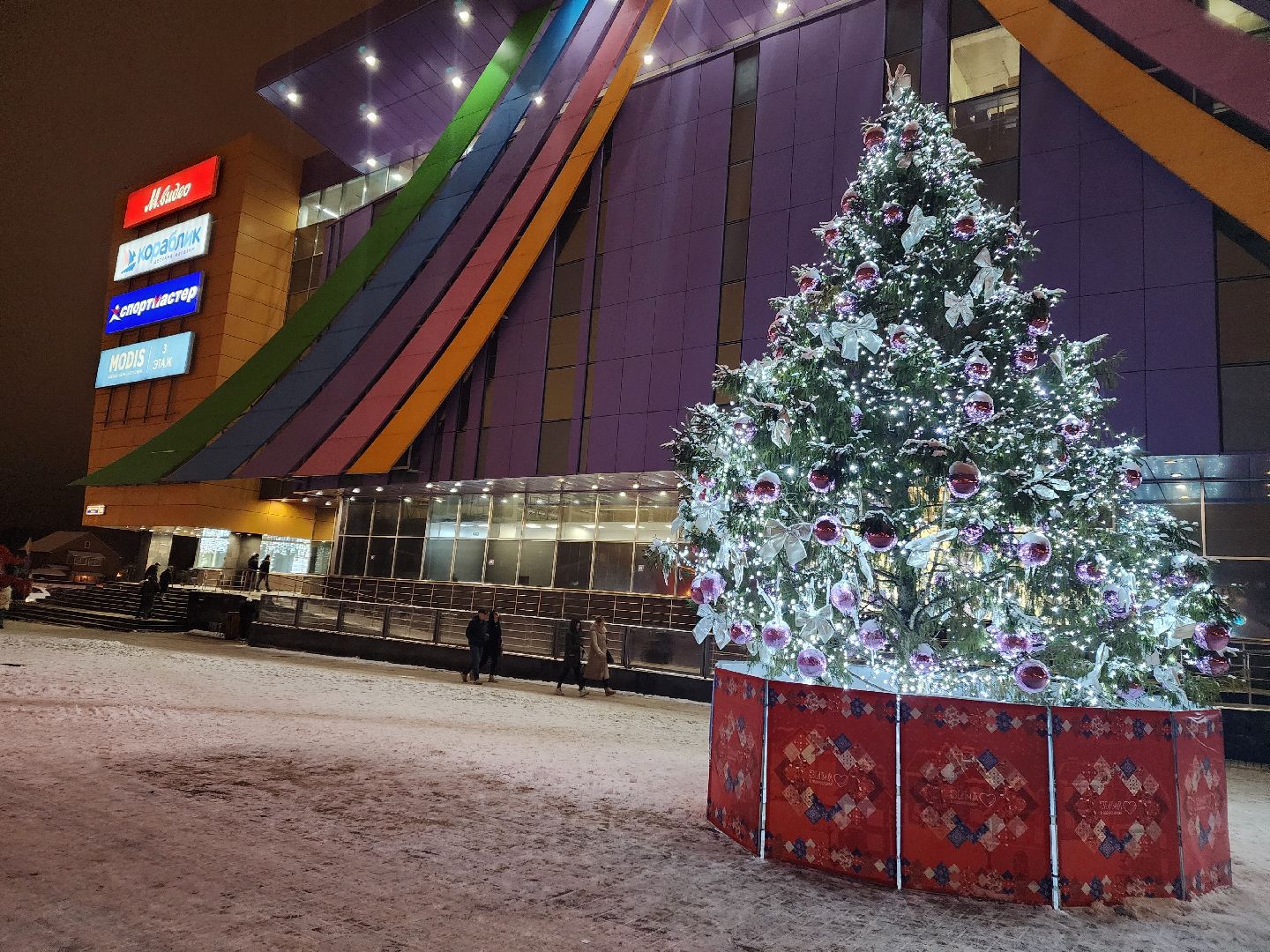 Чехов, торговый центр Карнавал, новогодняя елка, праздничная иллюминация, подготовка к Новому году, проект губернатора московской области, зима в подмосковье, вертикалки,