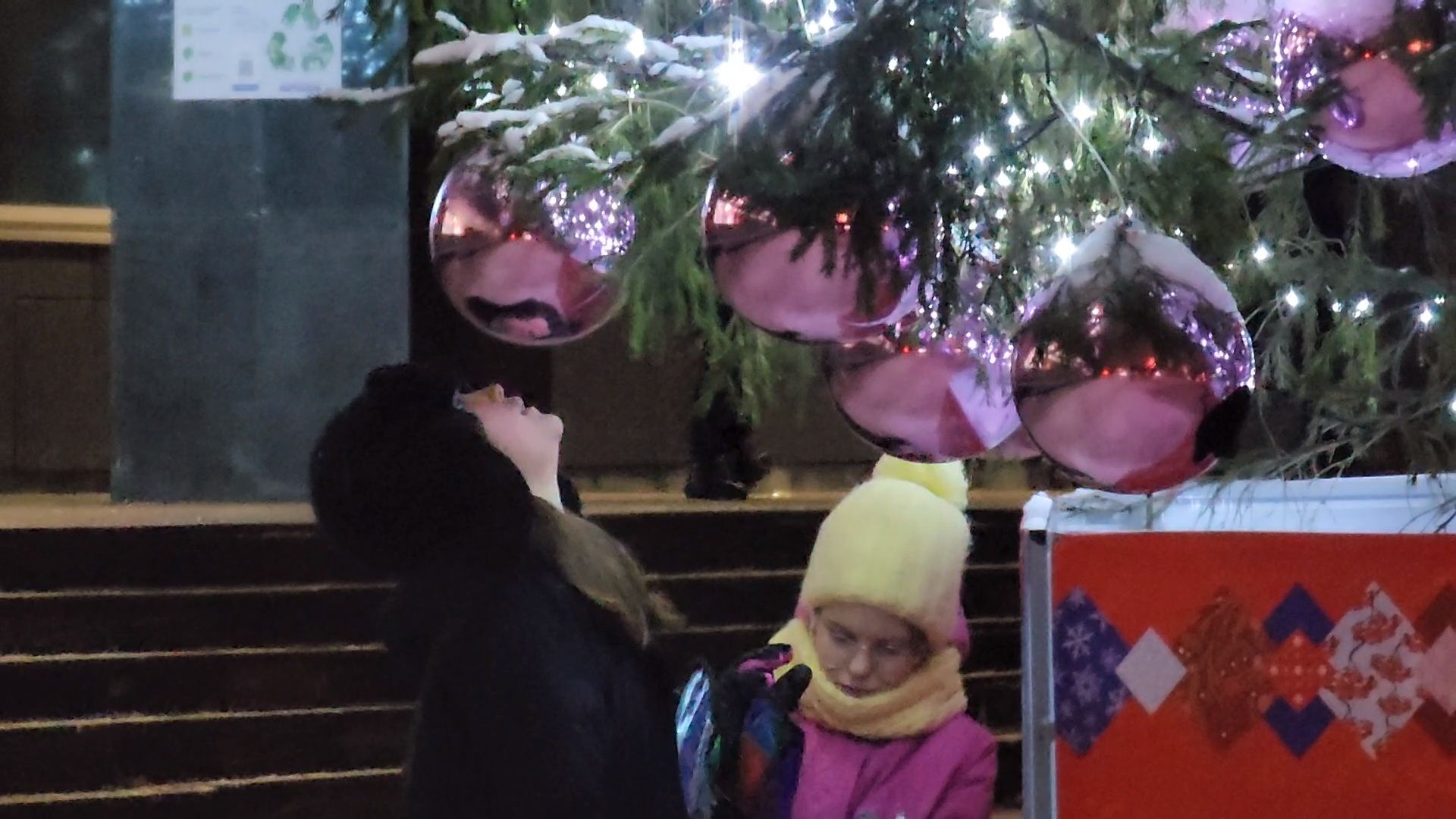 Чехов, торговый центр Карнавал, новогодняя елка, праздничная иллюминация, подготовка к Новому году, проект губернатора московской области, зима в подмосковье, вертикалки,