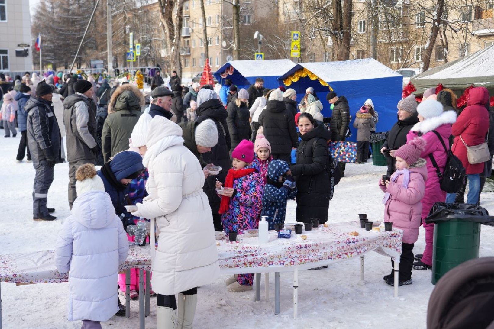 Новый год, Зима в Подмосковье, Сергиев Посад, Сергиево-Посадский городской округ, Зажжение огней на елке, Праздник, вертикалки,