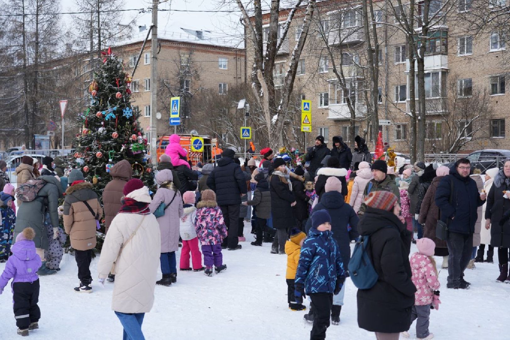 Зима в Подмосковье, Новый год, Зажжение огней на елке, Сергиев Посад, Сергиево-Посадский городской округ, вертикалки,