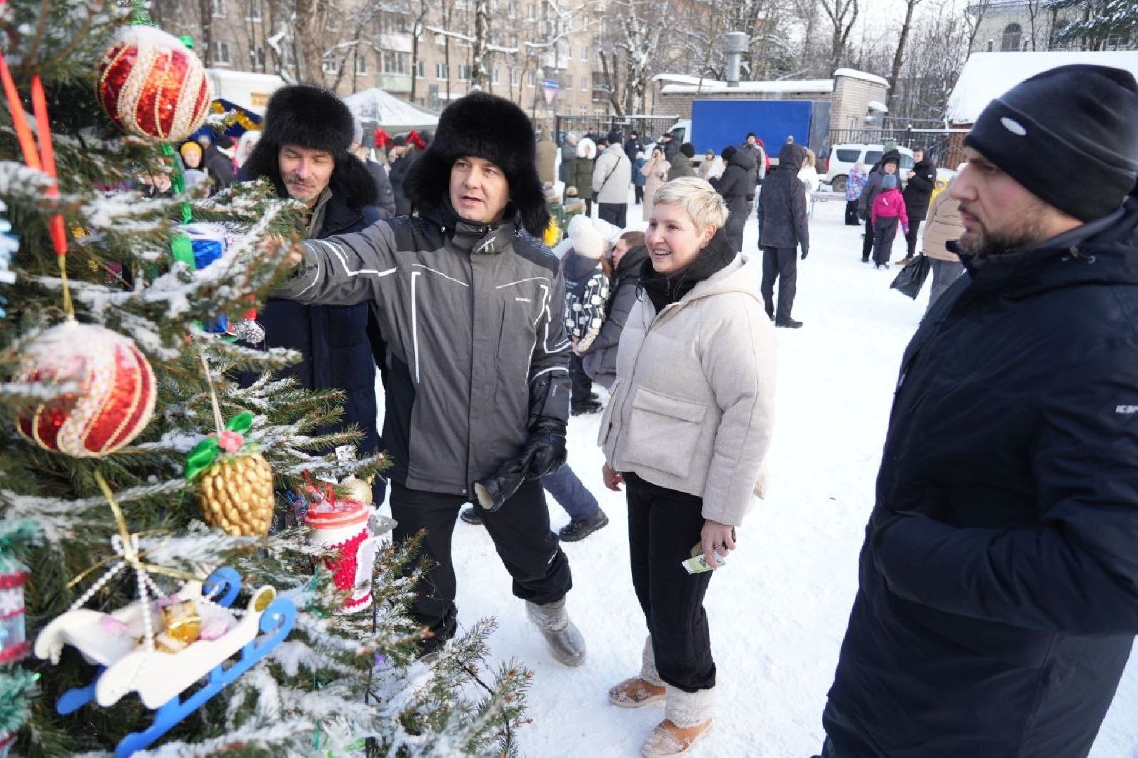 Зима в Подмосковье, Новый год, Зажжение огней на елке, Сергиев Посад, Сергиево-Посадский городской округ, вертикалки,