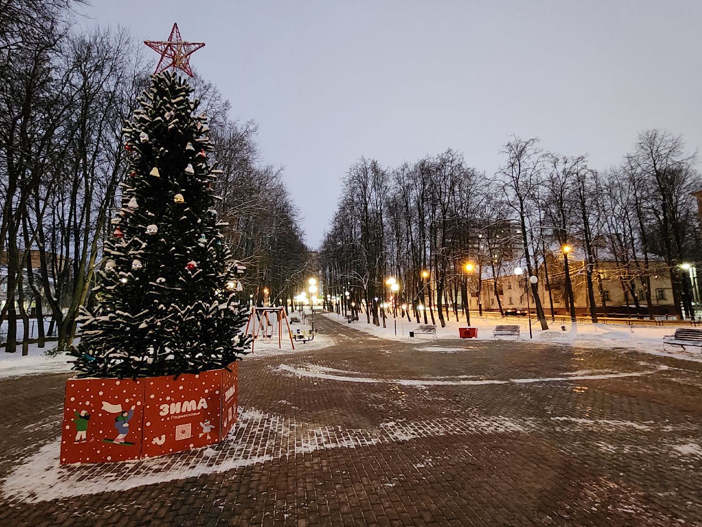 Чехов, сквер Ветеранов, новогодняя елка, подготовка к Новому году, проект губернатора московской области, Зима в Подмосковье, благоустройство, формирование комфортной городской среды, вертикалки,