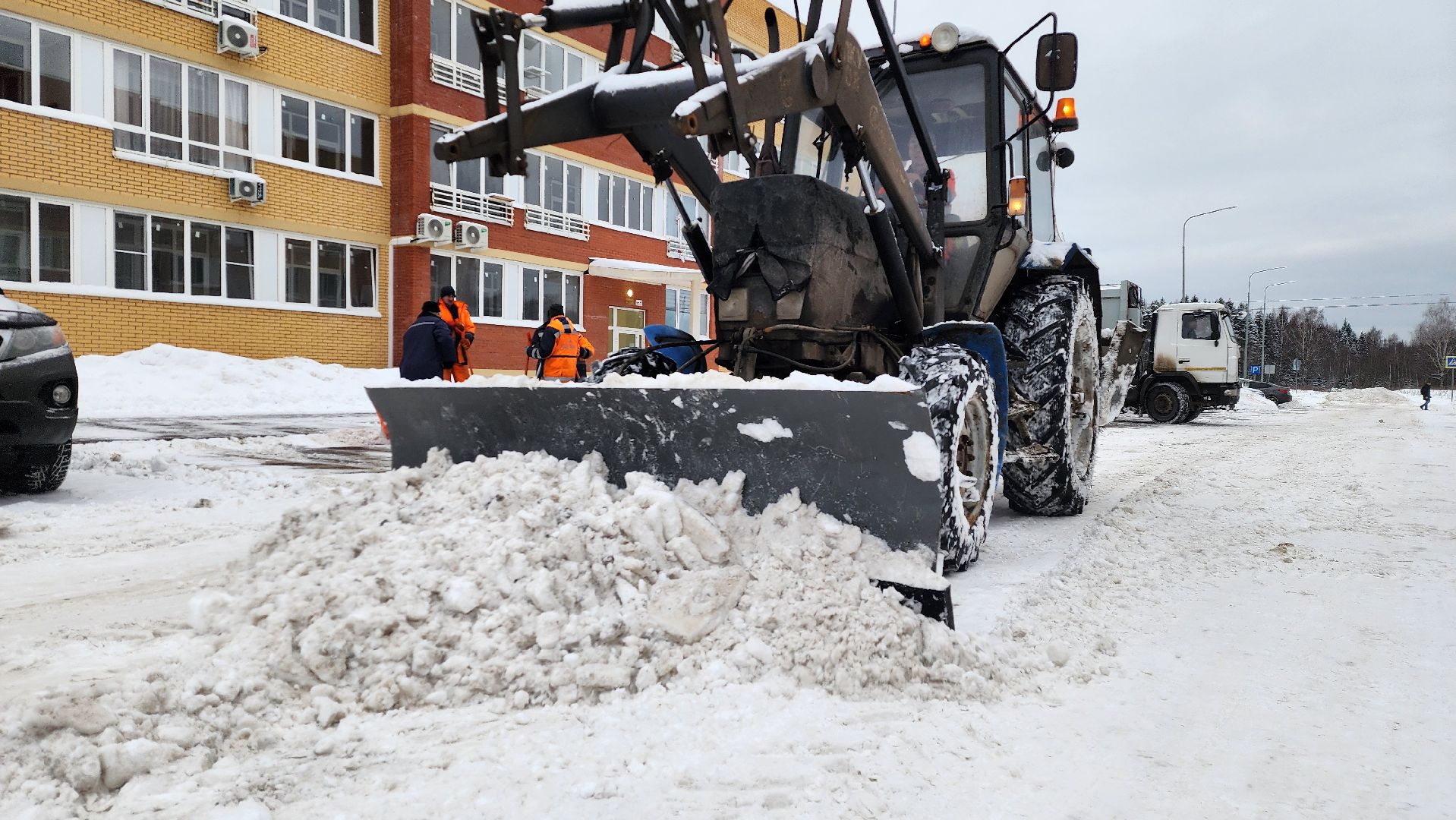 уборка снега и наледи, дворовая территория, истра, вертикалки,