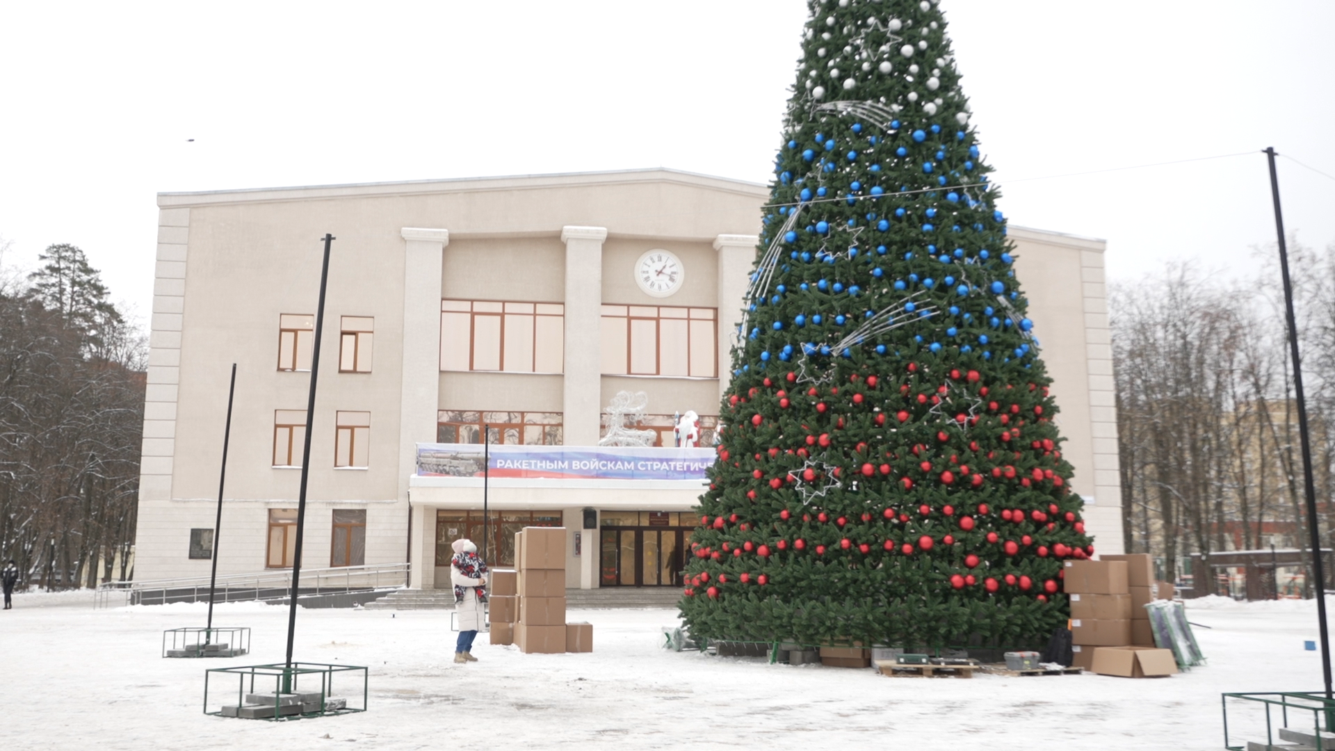 елка на площади ДК Власиха, новогодняя елка, новый год Власиха, праздник нового года, новый 2025 год,