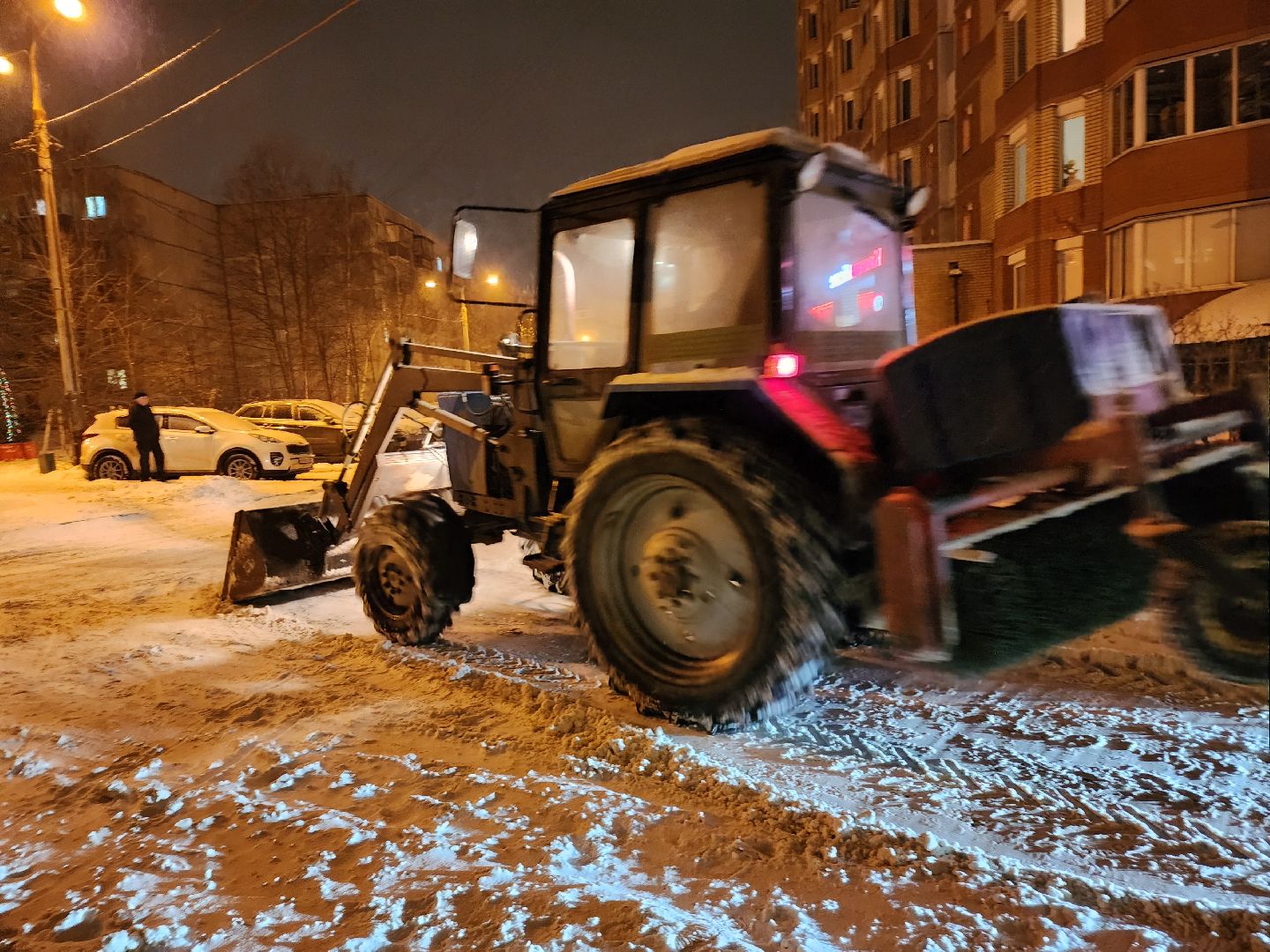 снег, снегопад, уборка, уборка снега, уборка снега трактором, тракторы, вертикалки,