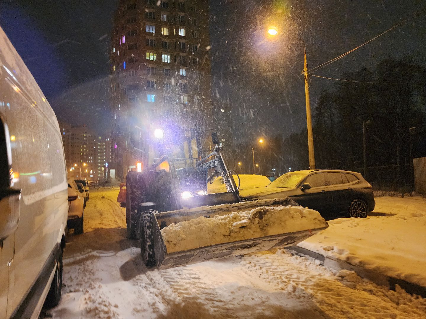 снег, снегопад, уборка, уборка снега, уборка снега трактором, тракторы, вертикалки,