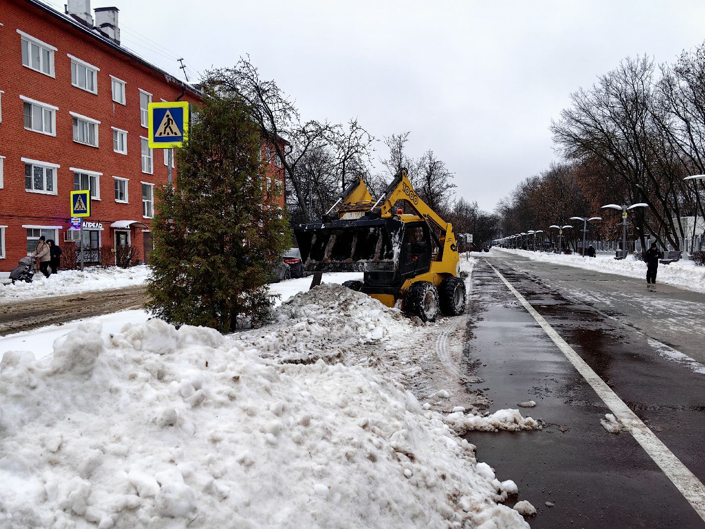 уборка улиц, снег, техника, мини-погрузчик, дворник, вертикалки