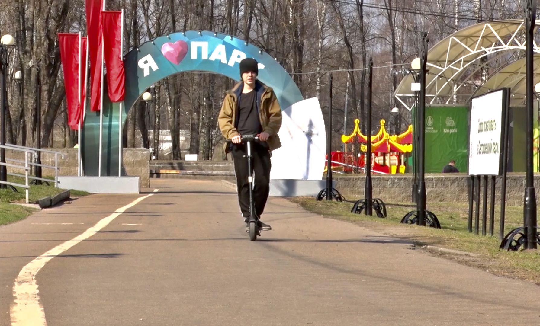 Клин, самокаты, люди, весна