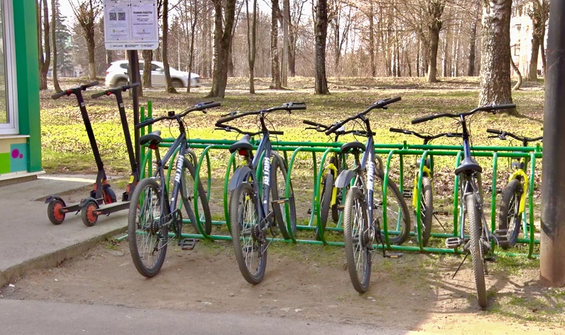 Клин, самокаты, люди, весна