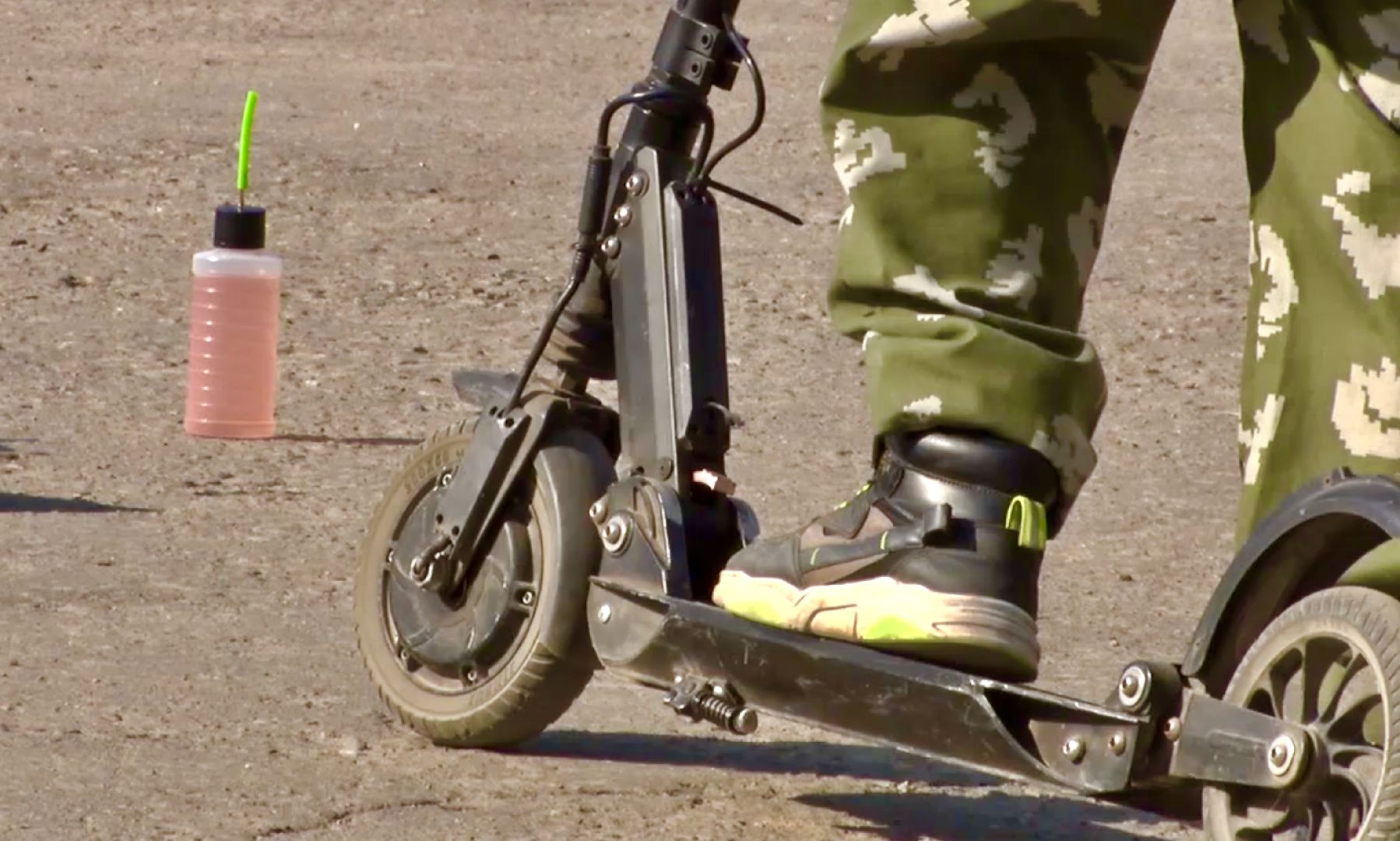 Клин, самокаты, люди, весна