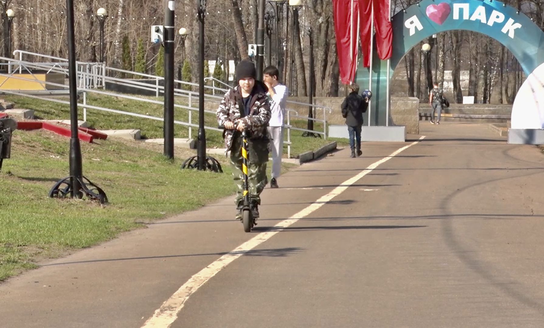 Клин, самокаты, люди, весна