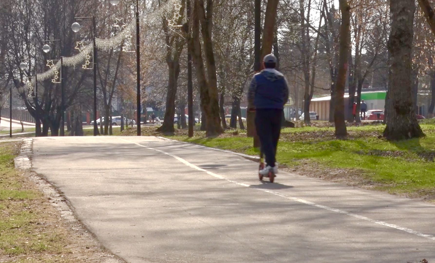 Клин, самокаты, люди, весна