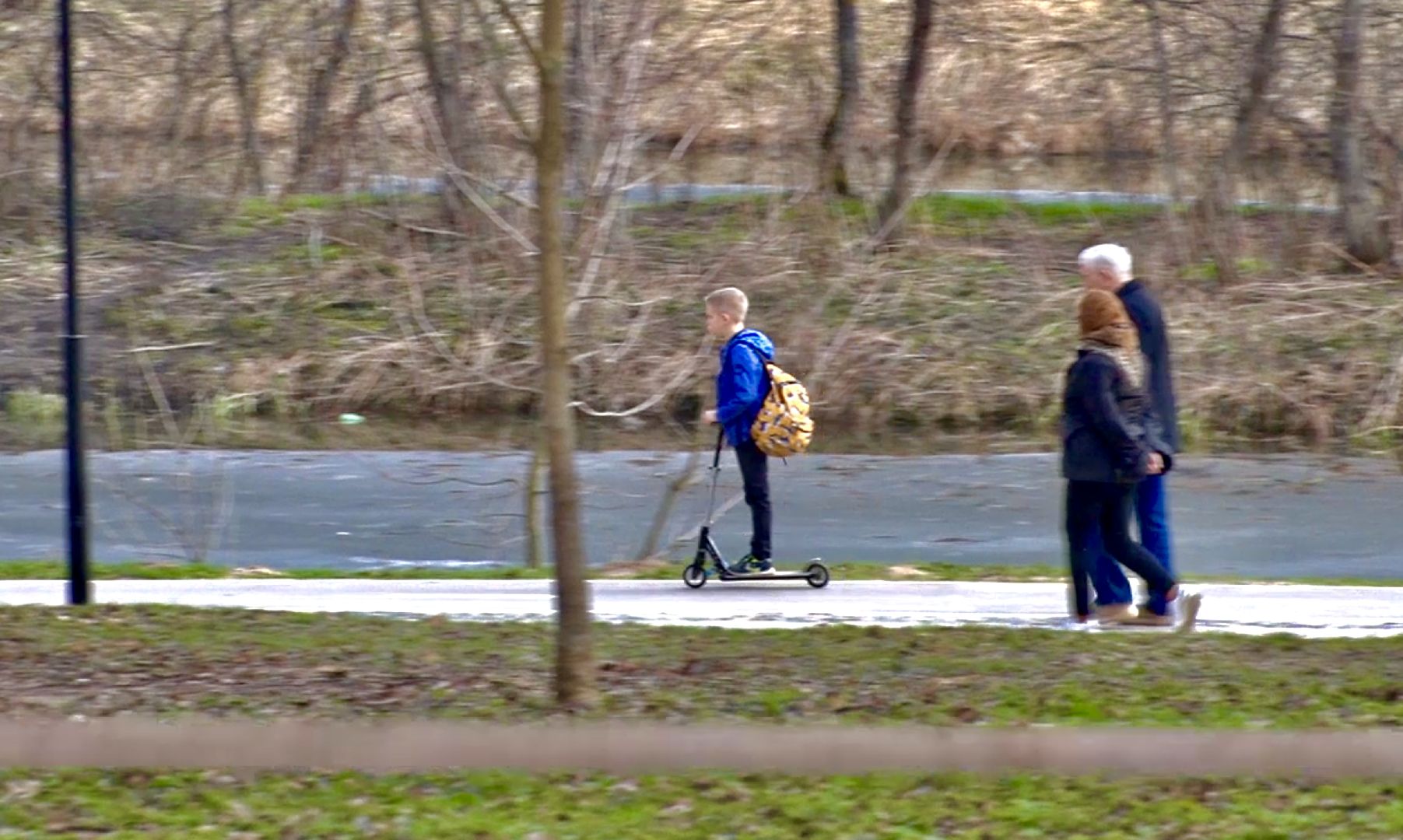 Клин, самокаты, люди, весна