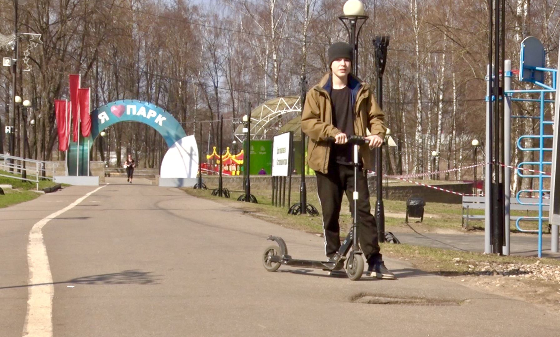 Клин, самокаты, люди, весна