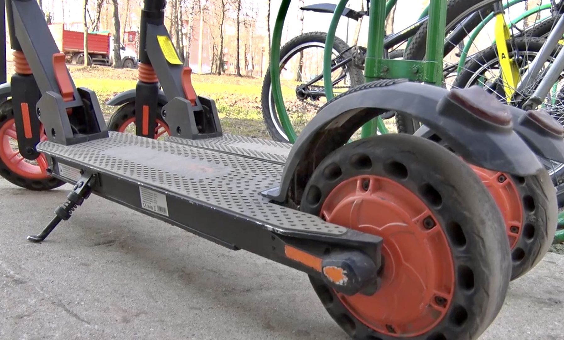 Клин, самокаты, люди, весна