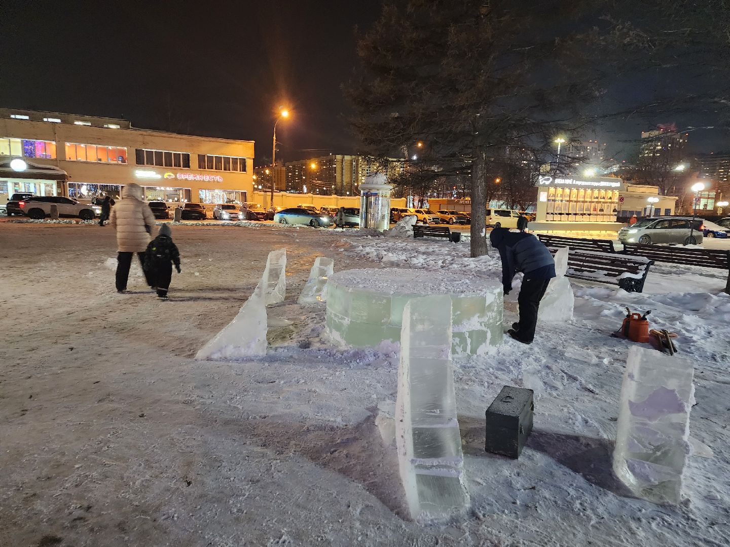 долгопрудный, площадь собина, ледяной городок, Скульптор Большаков, вертикалки,