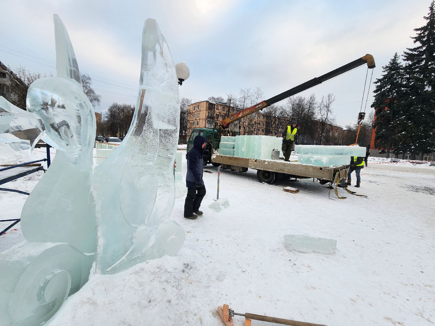 долгопрудный, площадь собина, ледяной городок, Скульптор Большаков, вертикалки,