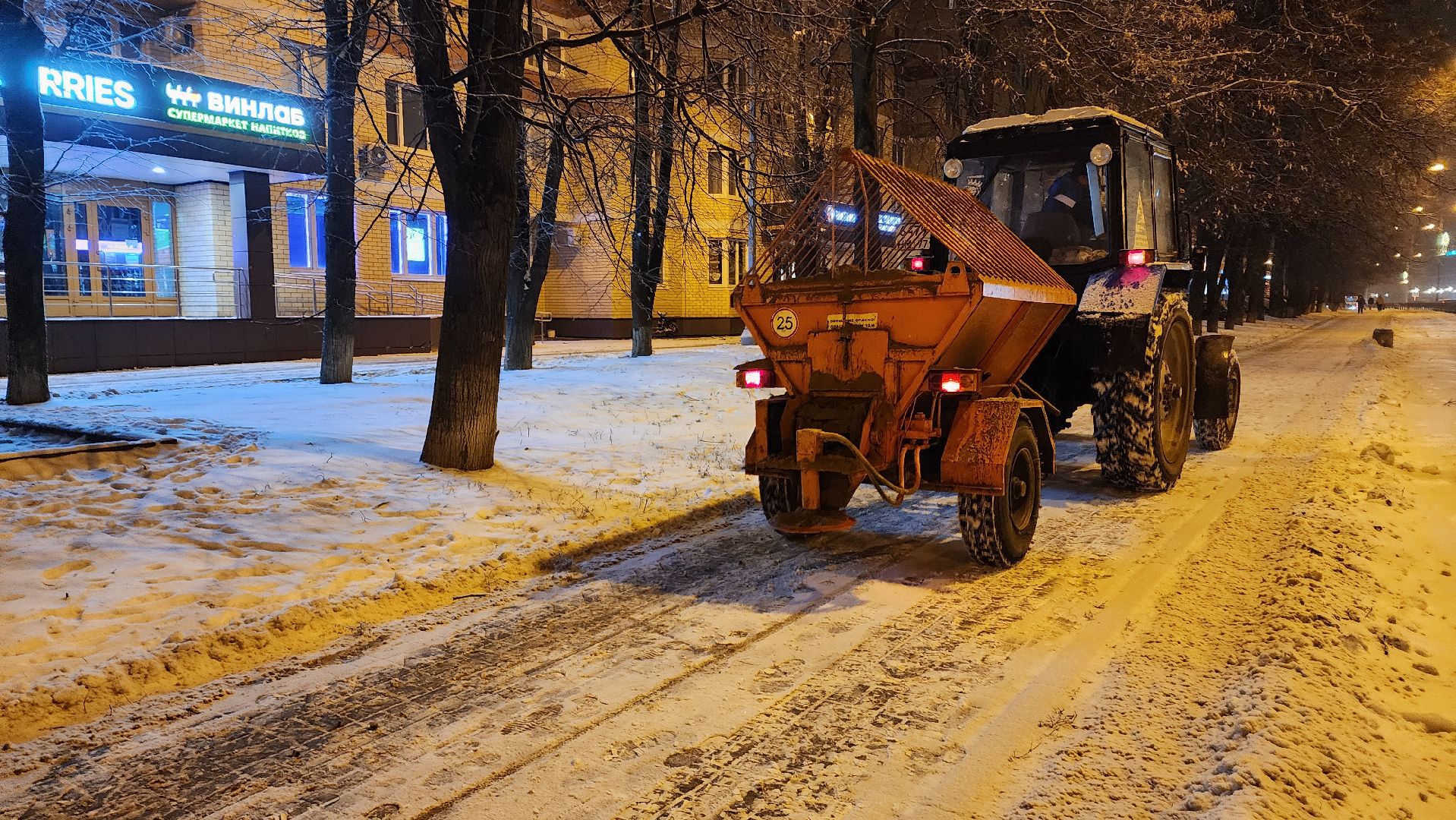 коммунальная служба, коммунальная техника, гололед, гололедица, Пескосоляная смесь, Обработка тротуаров, домодедово, подмосковье, ЖКХ, вертикалки,