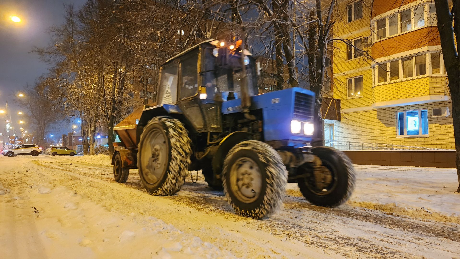 коммунальная служба, коммунальная техника, гололед, гололедица, Пескосоляная смесь, Обработка тротуаров, домодедово, подмосковье, ЖКХ, вертикалки,