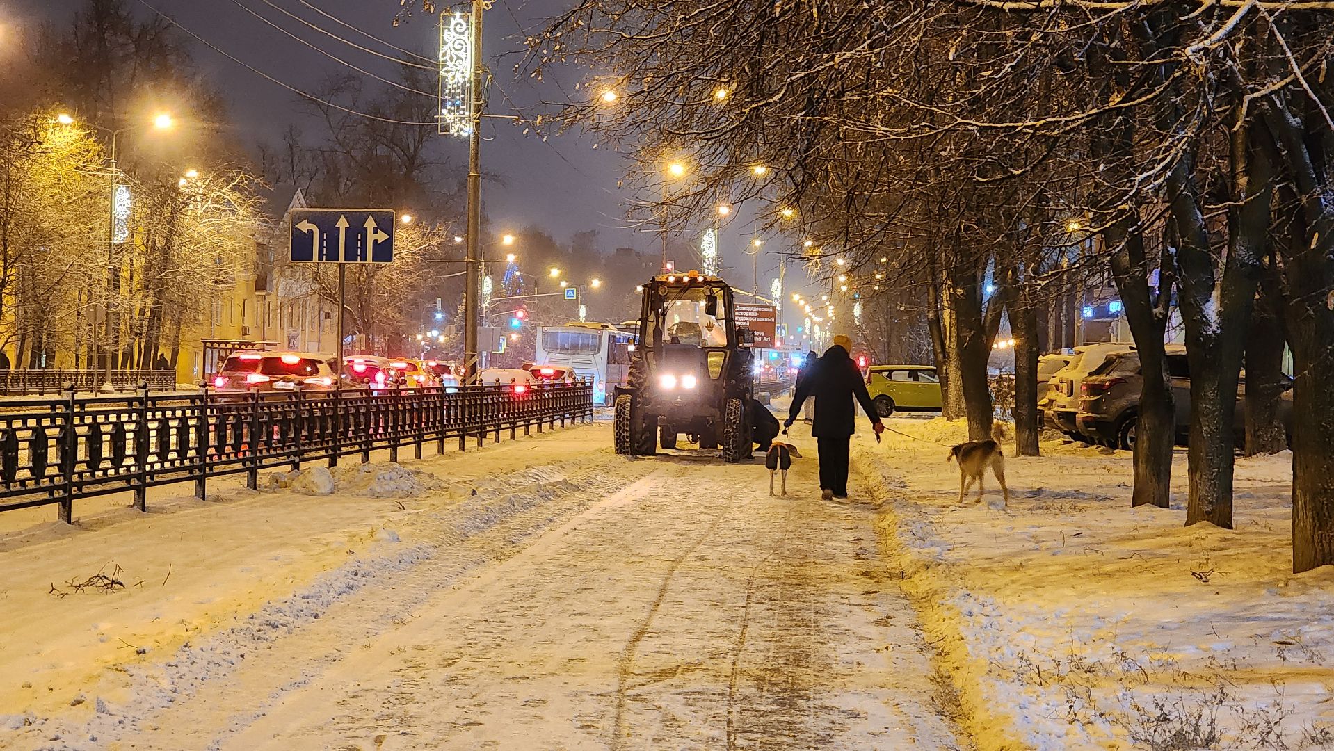 коммунальная служба, коммунальная техника, гололед, гололедица, Пескосоляная смесь, Обработка тротуаров, домодедово, подмосковье, ЖКХ, вертикалки,