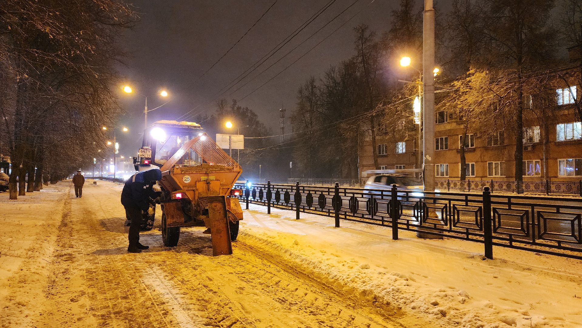 коммунальная служба, коммунальная техника, гололед, гололедица, Пескосоляная смесь, Обработка тротуаров, домодедово, подмосковье, ЖКХ, вертикалки,
