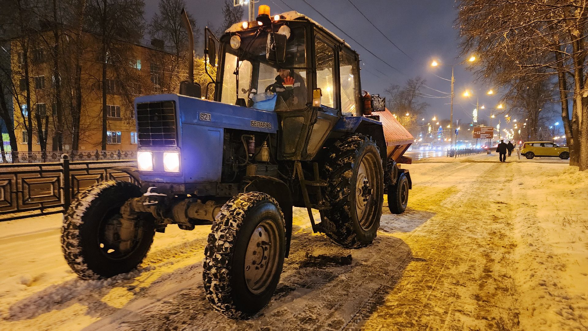 коммунальная служба, коммунальная техника, гололед, гололедица, Пескосоляная смесь, Обработка тротуаров, домодедово, подмосковье, ЖКХ, вертикалки,