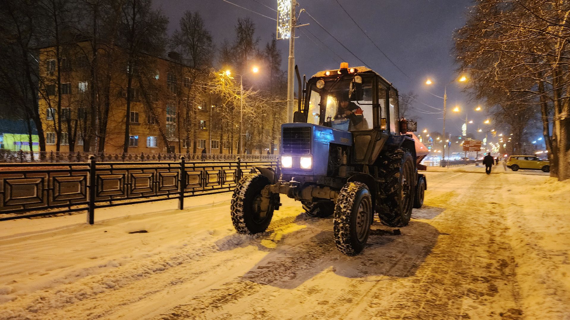 коммунальная служба, коммунальная техника, гололед, гололедица, Пескосоляная смесь, Обработка тротуаров, домодедово, подмосковье, ЖКХ, вертикалки,