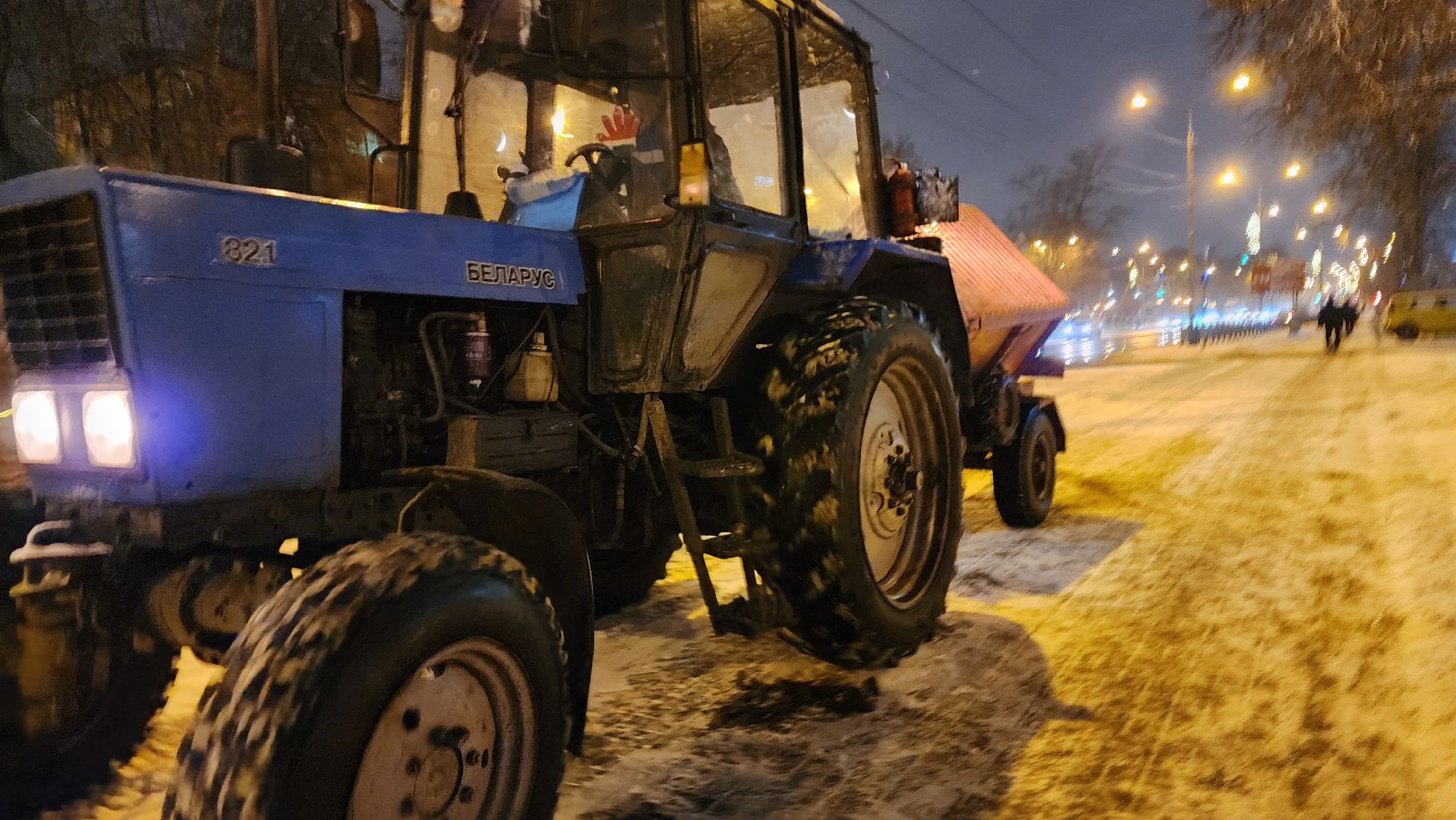 коммунальная служба, коммунальная техника, гололед, гололедица, Пескосоляная смесь, Обработка тротуаров, домодедово, подмосковье, ЖКХ, вертикалки,