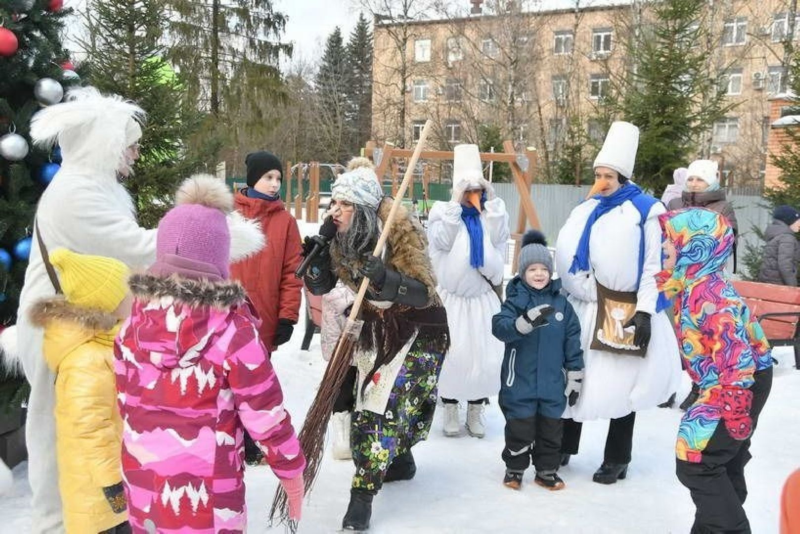 новый год, праздник во Власихе, елки во дворах, праздник для детей, новый 2025 год,