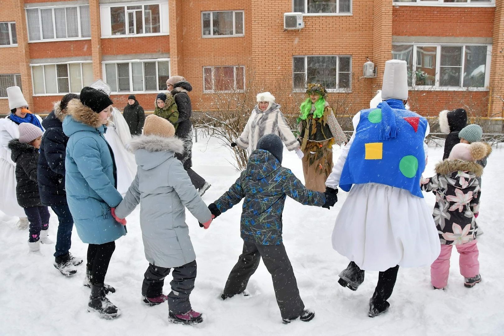 новый год, праздник во Власихе, елки во дворах, праздник для детей, новый 2025 год,