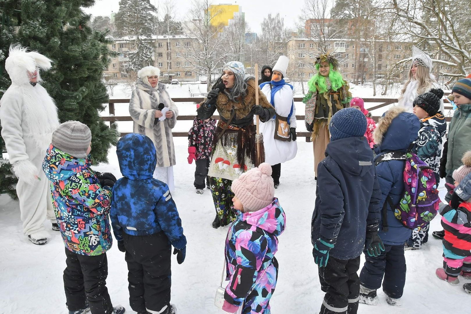 новый год, праздник во Власихе, елки во дворах, праздник для детей, новый 2025 год,