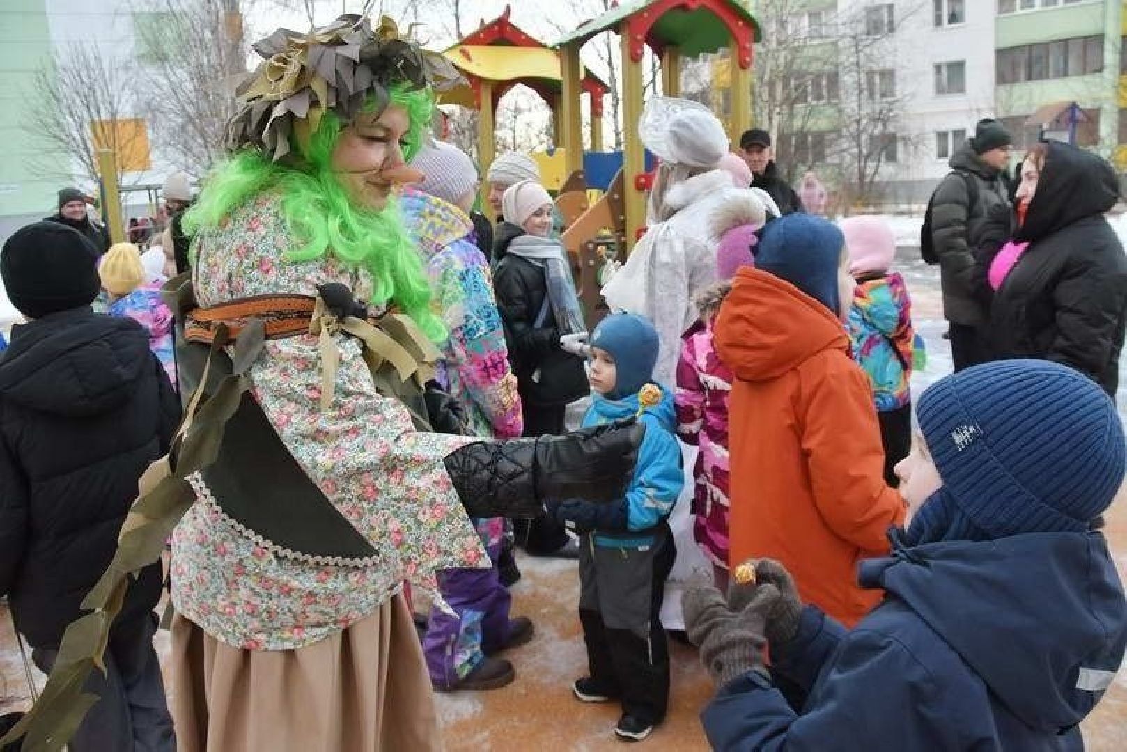 новый год, праздник во Власихе, елки во дворах, праздник для детей, новый 2025 год,