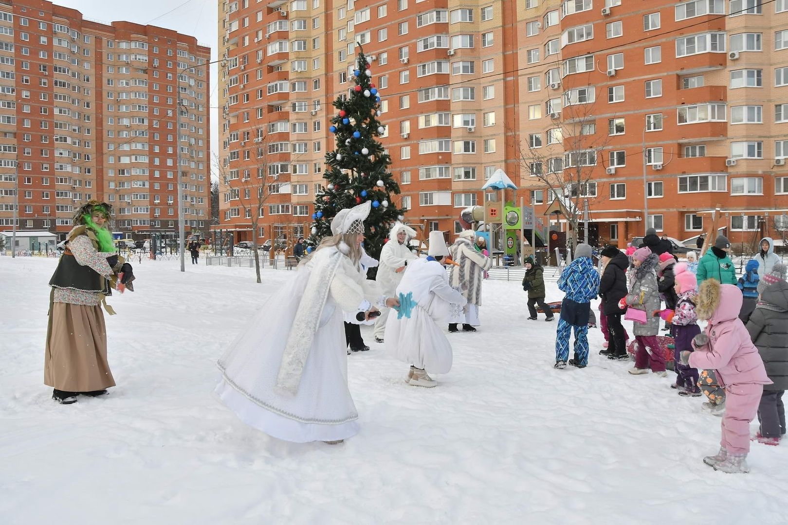 новый год, праздник во Власихе, елки во дворах, праздник для детей, новый 2025 год,