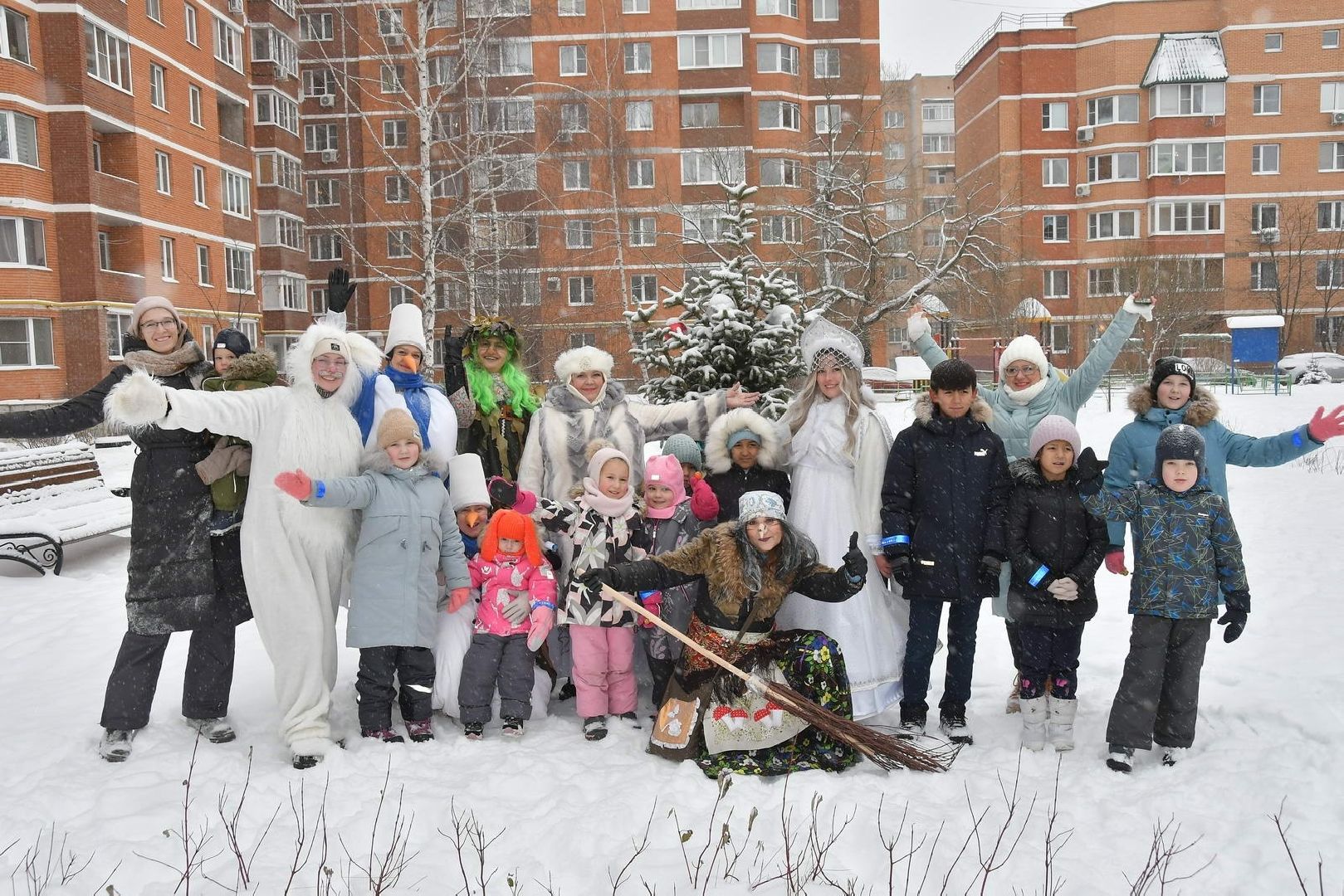 новый год, праздник во Власихе, елки во дворах, праздник для детей, новый 2025 год,