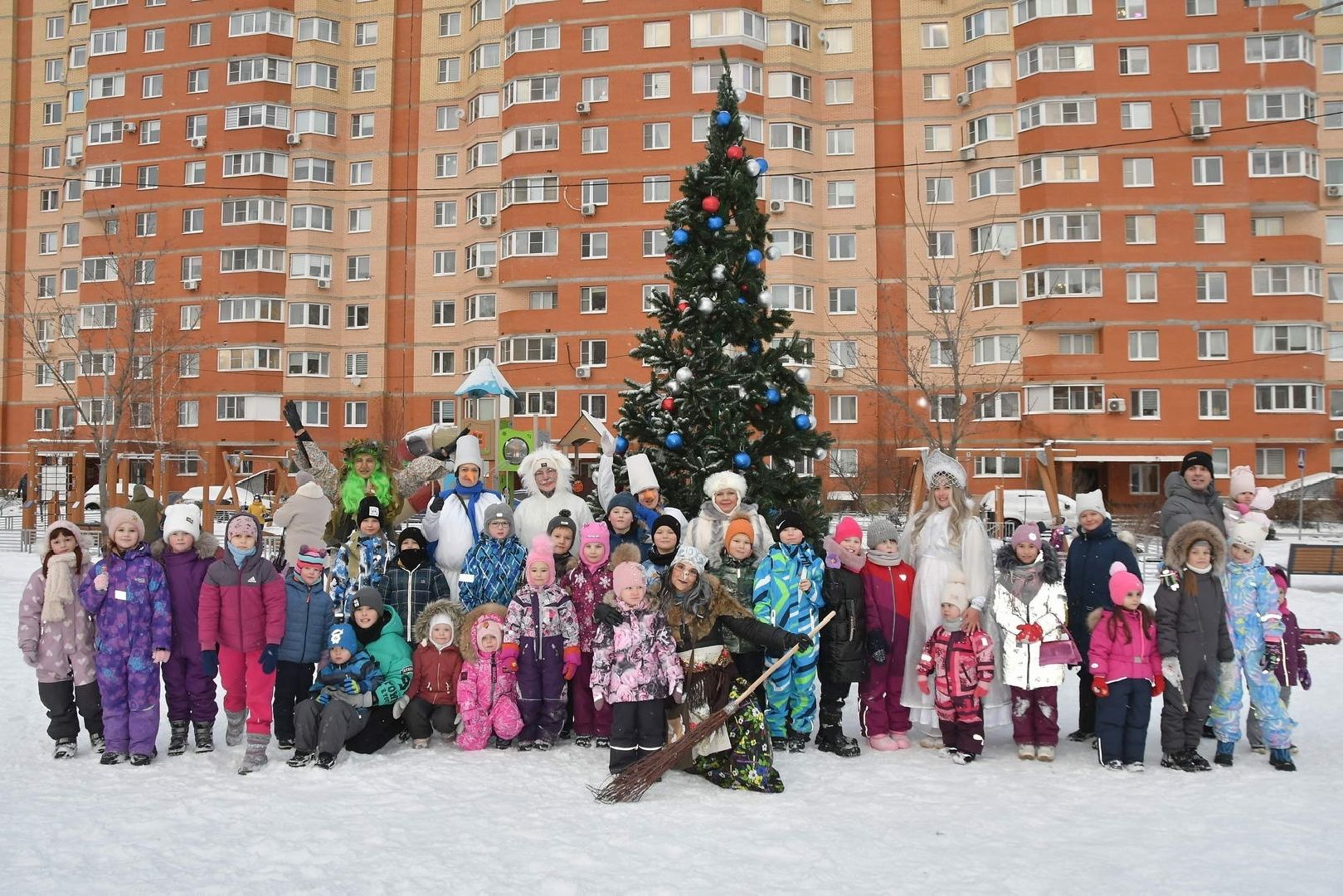 новый год, праздник во Власихе, елки во дворах, праздник для детей, новый 2025 год,