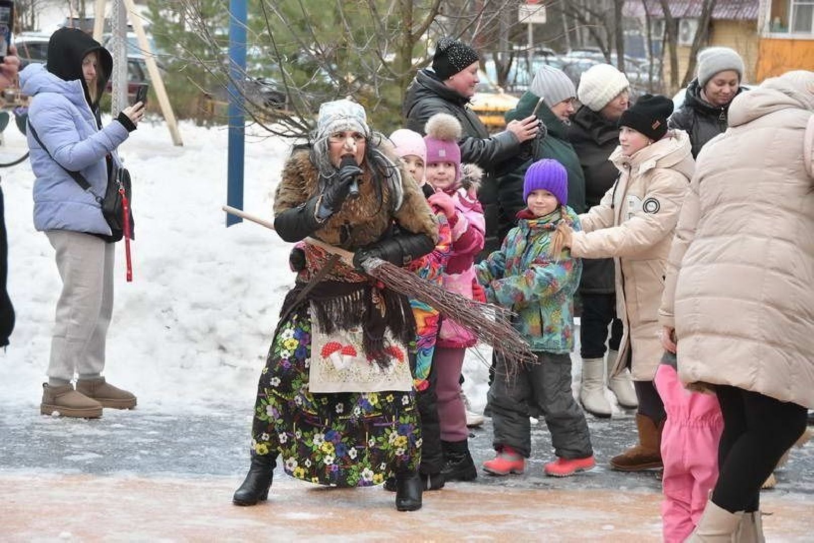новый год, праздник во Власихе, елки во дворах, праздник для детей, новый 2025 год,