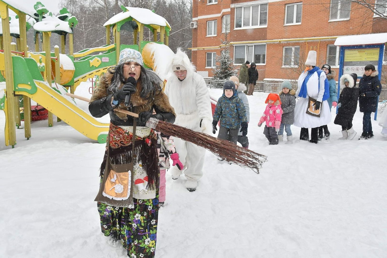 новый год, праздник во Власихе, елки во дворах, праздник для детей, новый 2025 год,