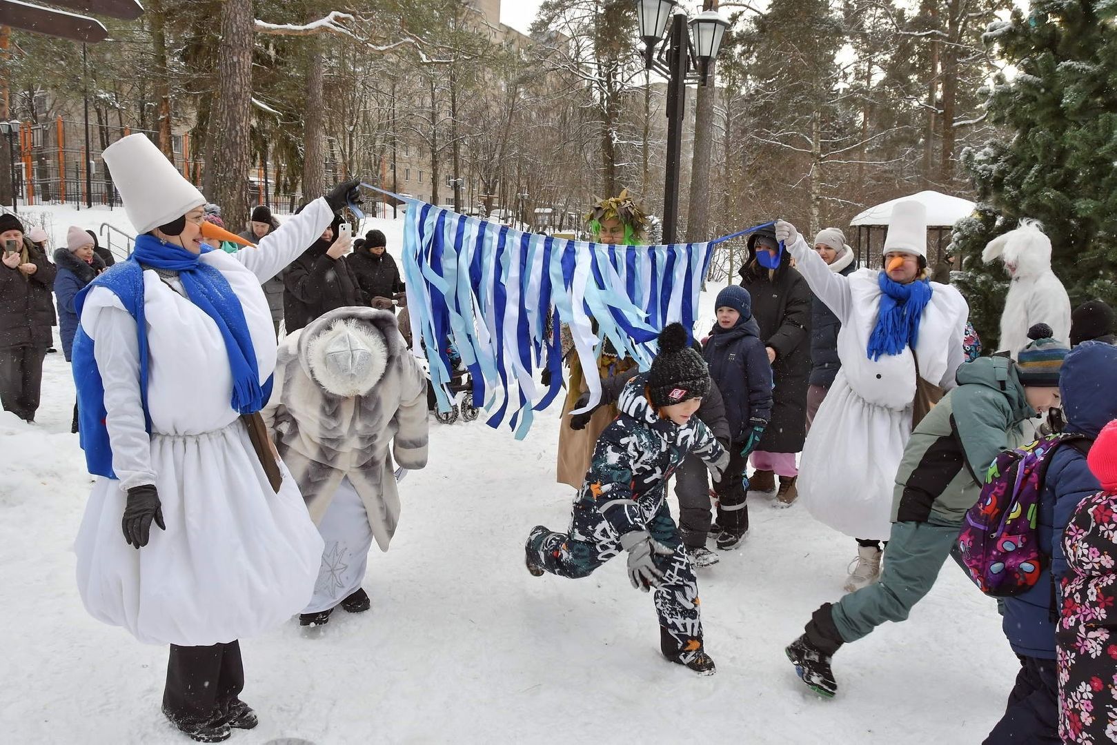 новый год, праздник во Власихе, елки во дворах, праздник для детей, новый 2025 год,