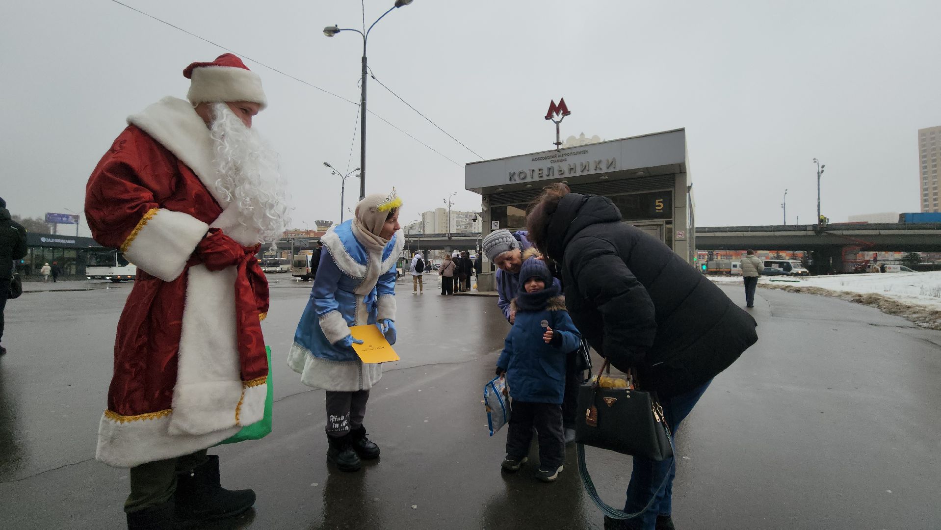 котельники, новый год, поздравления, мострансавто, водитель, дед мороз и снегурочка, вертикалки,