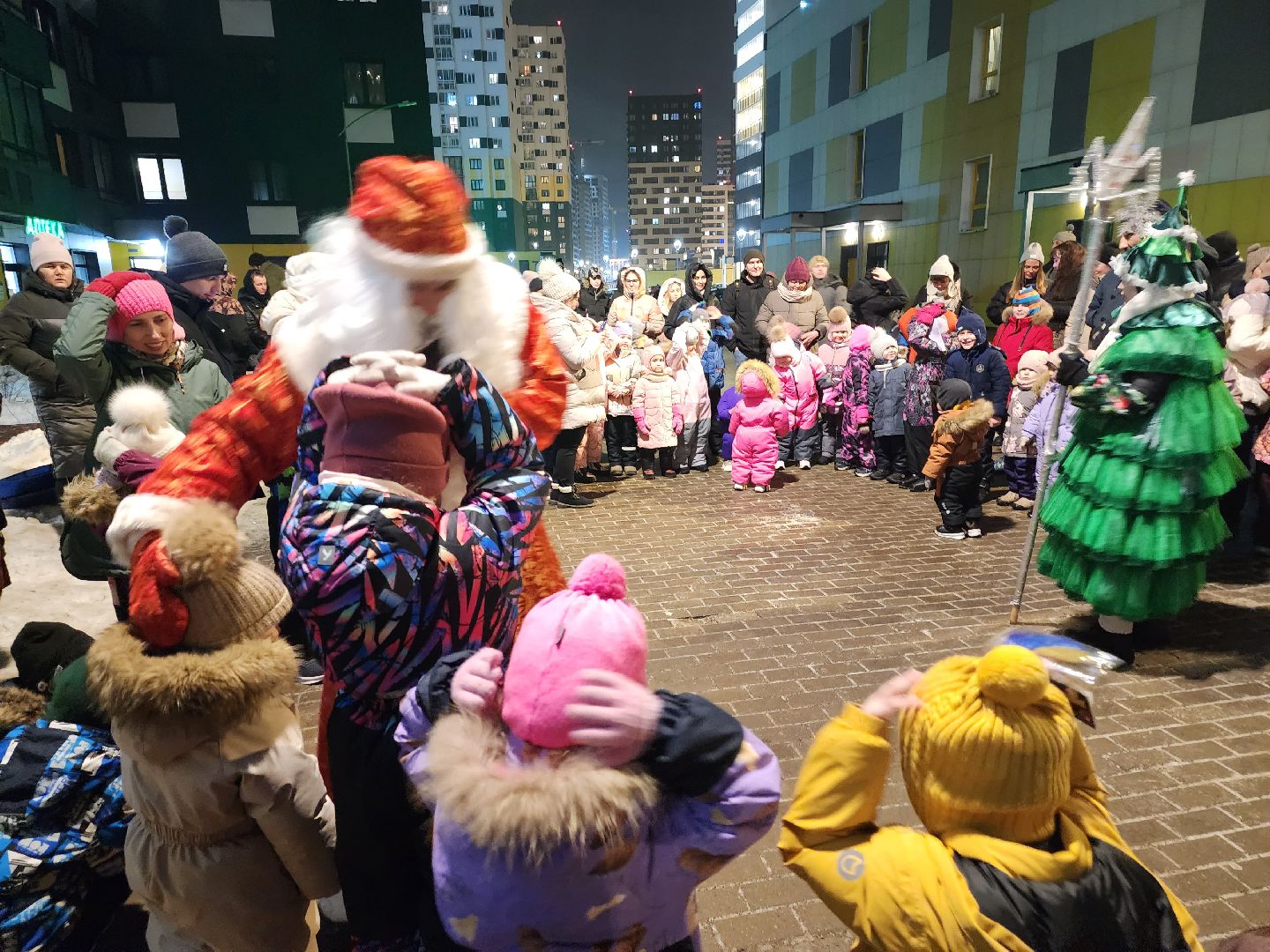 долгопрудный, новый 2025 год, праздники во дворах, дед мороз и снегурочка, бригантина, театр «город», Елочка, вертикалки,