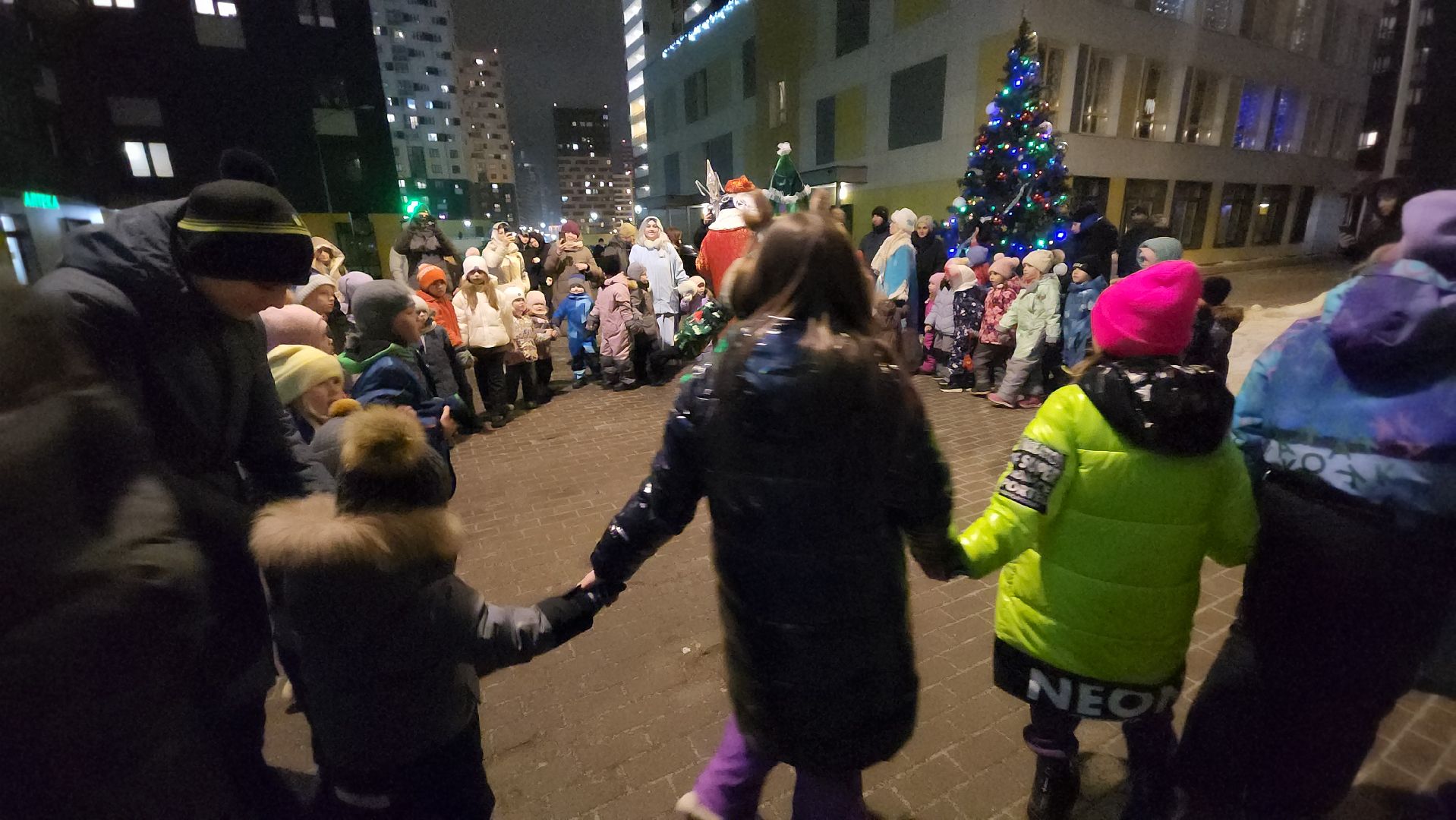 долгопрудный, новый 2025 год, праздники во дворах, дед мороз и снегурочка, бригантина, театр «город», Елочка, вертикалки,