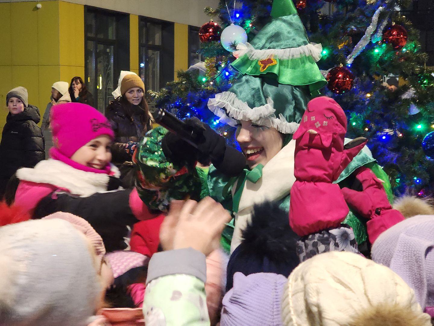 долгопрудный, новый 2025 год, праздники во дворах, дед мороз и снегурочка, бригантина, театр «город», Елочка, вертикалки,