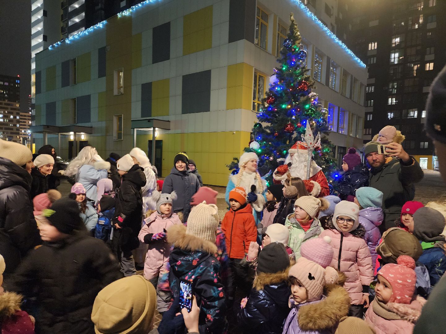 долгопрудный, новый 2025 год, праздники во дворах, дед мороз и снегурочка, бригантина, театр «город», Елочка, вертикалки,